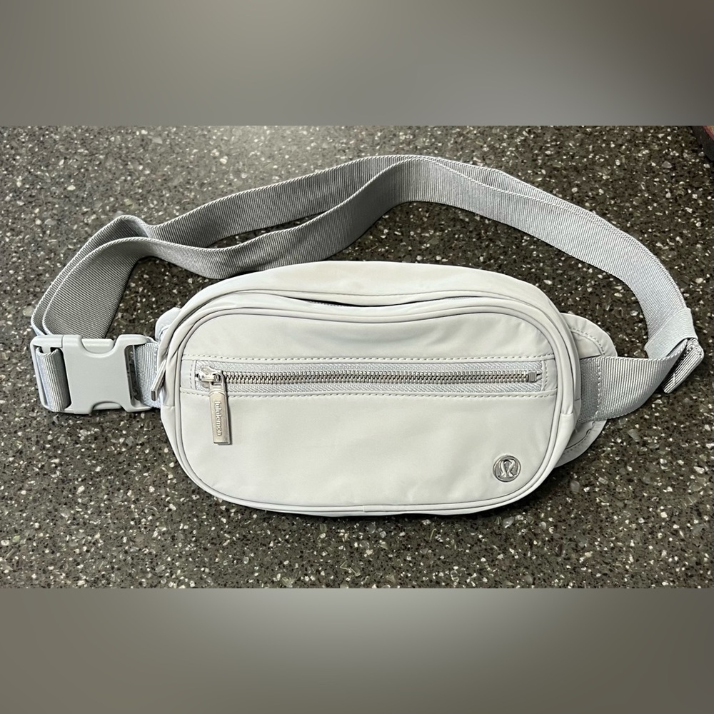 Lululemon Wunderlust Belt Bag Seal Travel Crossbody Gym Workout Office School - Picture 3 of 15